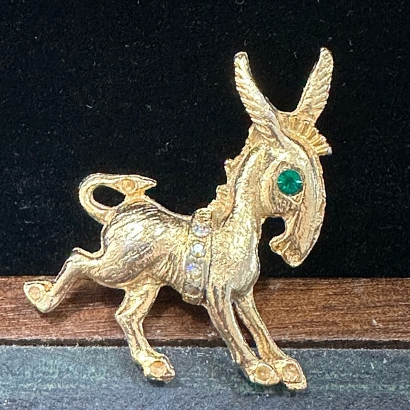 VINTAGE donkey gold tone pin *missing some rhinestones* - Picture 15 of 15